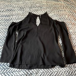 Less Loo Open Shoulder Top